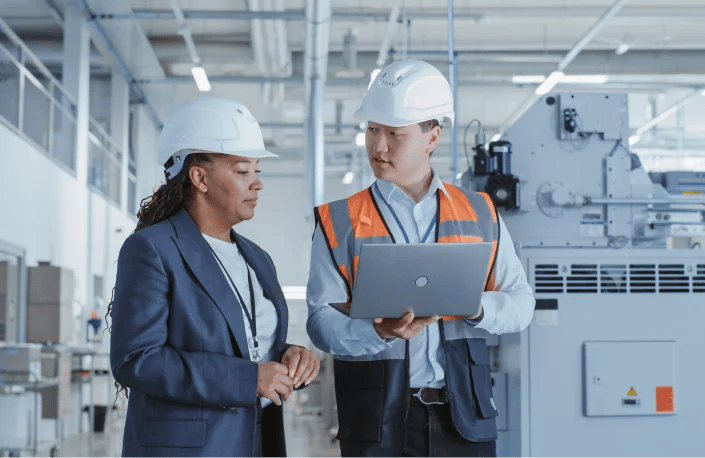 img-partnership-man-woman-looking-at-laptop-2