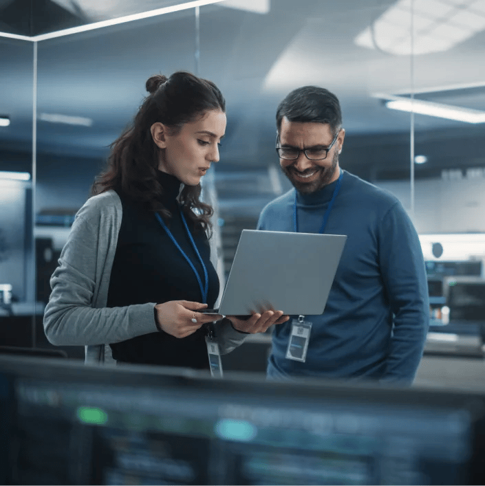 img-partnership-man-woman-looking-at-laptop